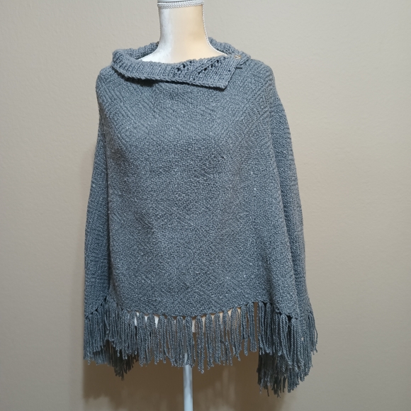 Chic Gray and Burgundy Women's Poncho Set - Picture 6 of 10
